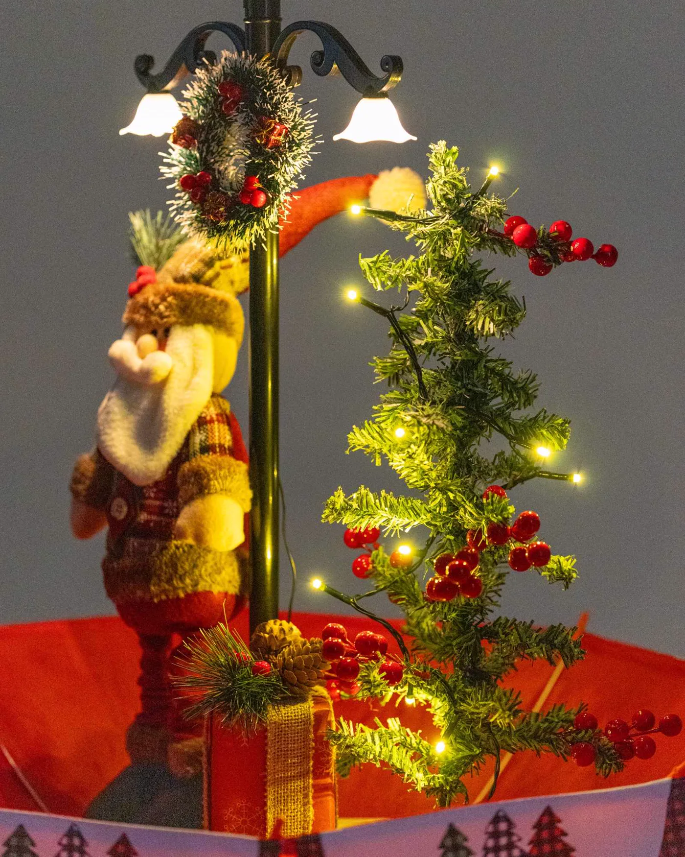 Árvore de Natal Mine com Papai Noel, Base de Guarda-Chuva com Neve 65 x75